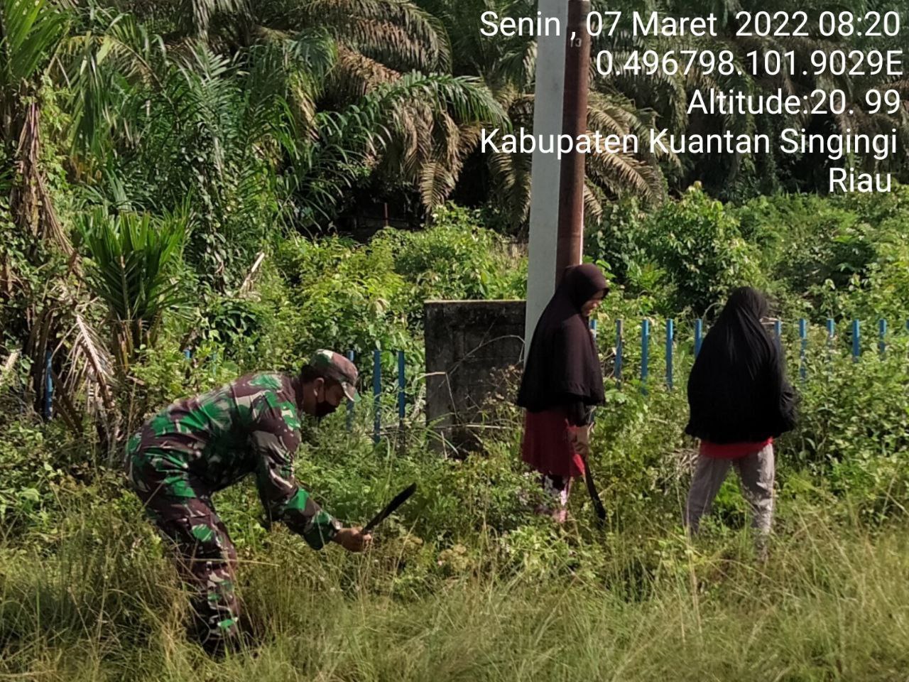 Babinsa Koramil 06/Cerenti  Kodim 0302/Inhu Gotong Royong Pembersihan Jalan Desa Koto Cerenti