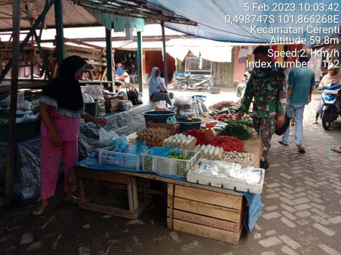 Babinsa Koramil 06/Cerenti Kodim 0302/Inhu di Desa Kampung Baru Timur Pantau Perkembangan Harga Kebutuhan Pokok Di Wilayah Kecamatan Cerenti