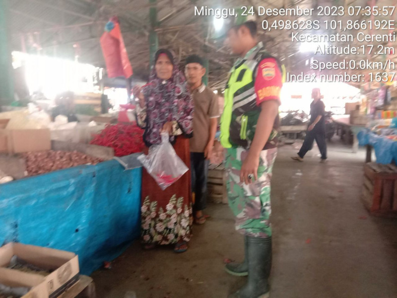 Rutin Babinsa Koramil 06/Cerenti Kodim 0302/Inhu Kopda Junedi Pantau Harga Sembako Di Pasar Tradisional Kecamatan Cerenti