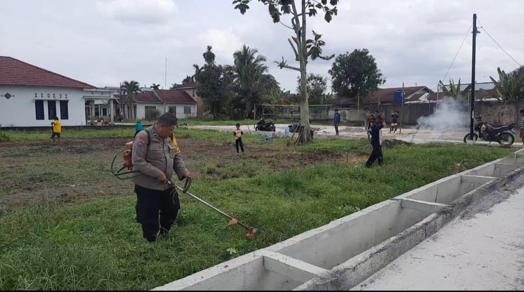 Personel Polsek Mandau Lakukan Gotong Royong Bersama Warga Balik Alam