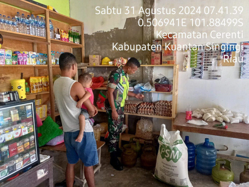 Di Akhir Bulan Agustus Babinsa Koramil 06/Cerenti Kodim 0302/Inhu Cek Harga Sembako Di Warung Kios Milik Warga 