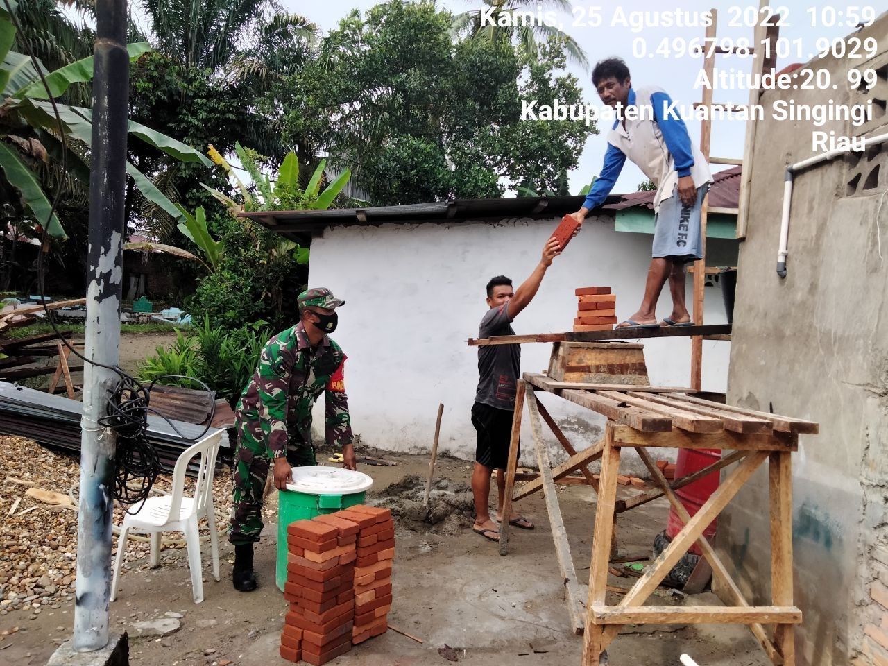 Selalu Hadir Bersama Rakyat Babinsa Koramil 06/Cerenti Kodim 0302/Inhu Bantu Renovasi Rumah Warga