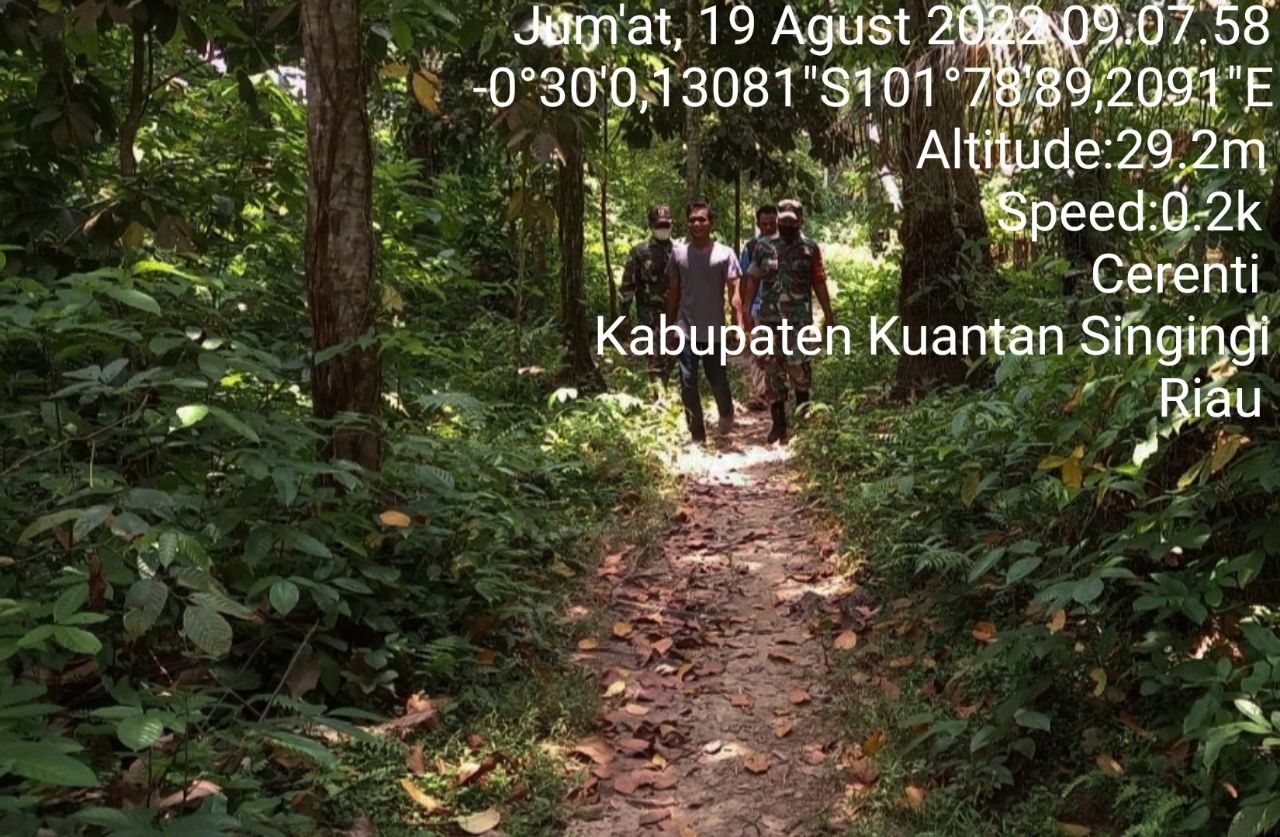 Tingkatkan Pengawasan Karlahut, Babinsa Koramil 06/Cerenti Dim 0302/Inhu Laksanakan Patroli dan Sosialisasi Kepada Masyarakat Desa Sikakak