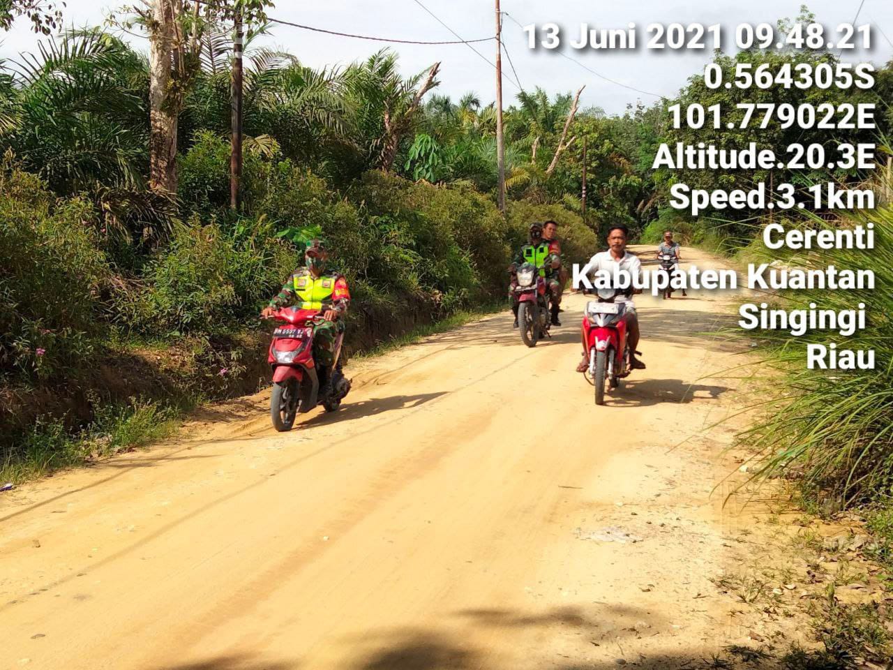 Babinsa Koramil 06/Cerenti Bersama Masyarakat Terus Lakukan  Patroli Karlahut  di Koto Cerenti