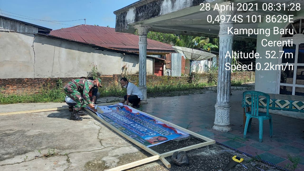 Babinsa Koramil 06/Cerenti Dim 0302/Inhu Dan Perangkat Desa Membantu Dirikan Posko PPKM Mikro