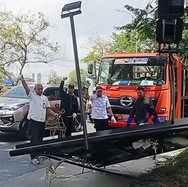 Dukung Green City, Bapenda Pekanbaru Bersihkan Reklame Ilegal