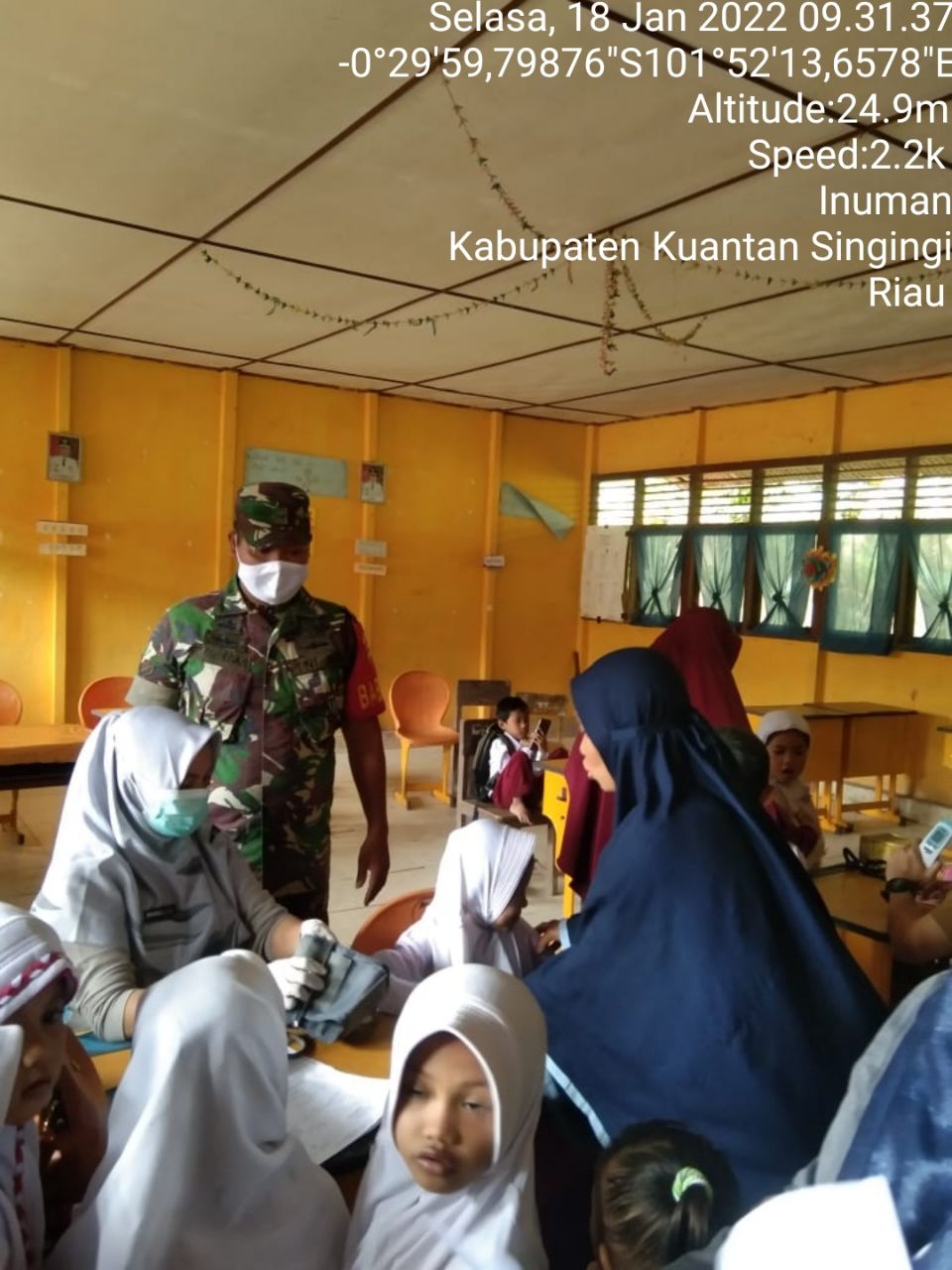 Babinsa Koramil 06/Cerenti Kodim 0302/ Inhu Serda Dumen Siregar Melaksanakan Pendampingan Pelaksanaan Vaksin Covid-19 SD Negeri 003 Pulau Panjang Hilir