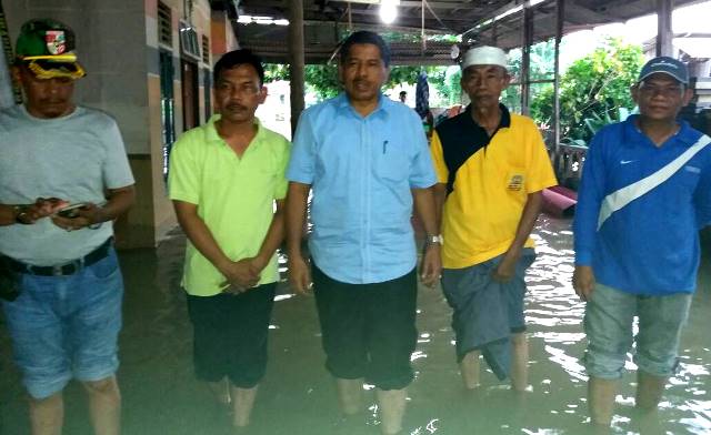 Sambangi Korban Banjir, Wabup Siak: Tetap Waspada dan Sabar
