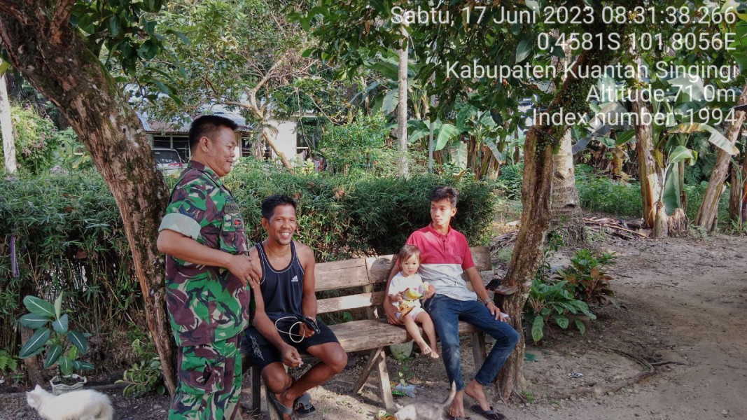 Di Kampung Pancasila Desa Bedeng Sikuran Babinsa Koramil 06 /Cerenti Kodim 0302// Inhu Komsos Dengan Masyarakat  Desa Binaan