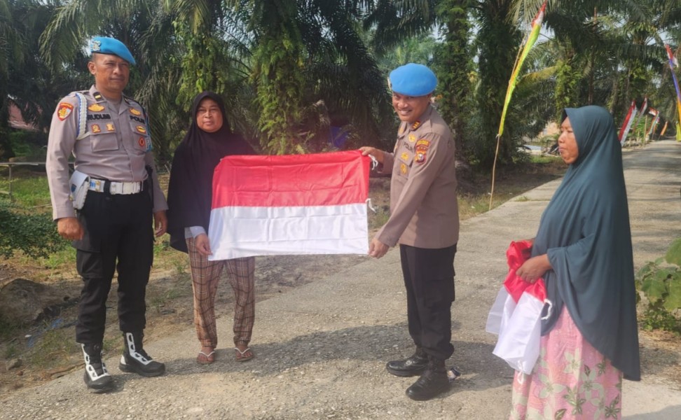 Ekspedisi Merah Putih Sipropam Polres Pelalawan, 30 Bendera Dibagikan ke Warga Rantau Baru