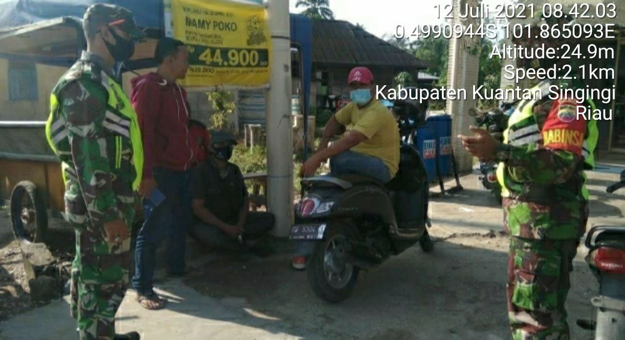 Babinsa Koramil 06/Cerenti Serda Ridwan Effendi Edukasi Disiplin Protokol Kesehatan Kepada Warga