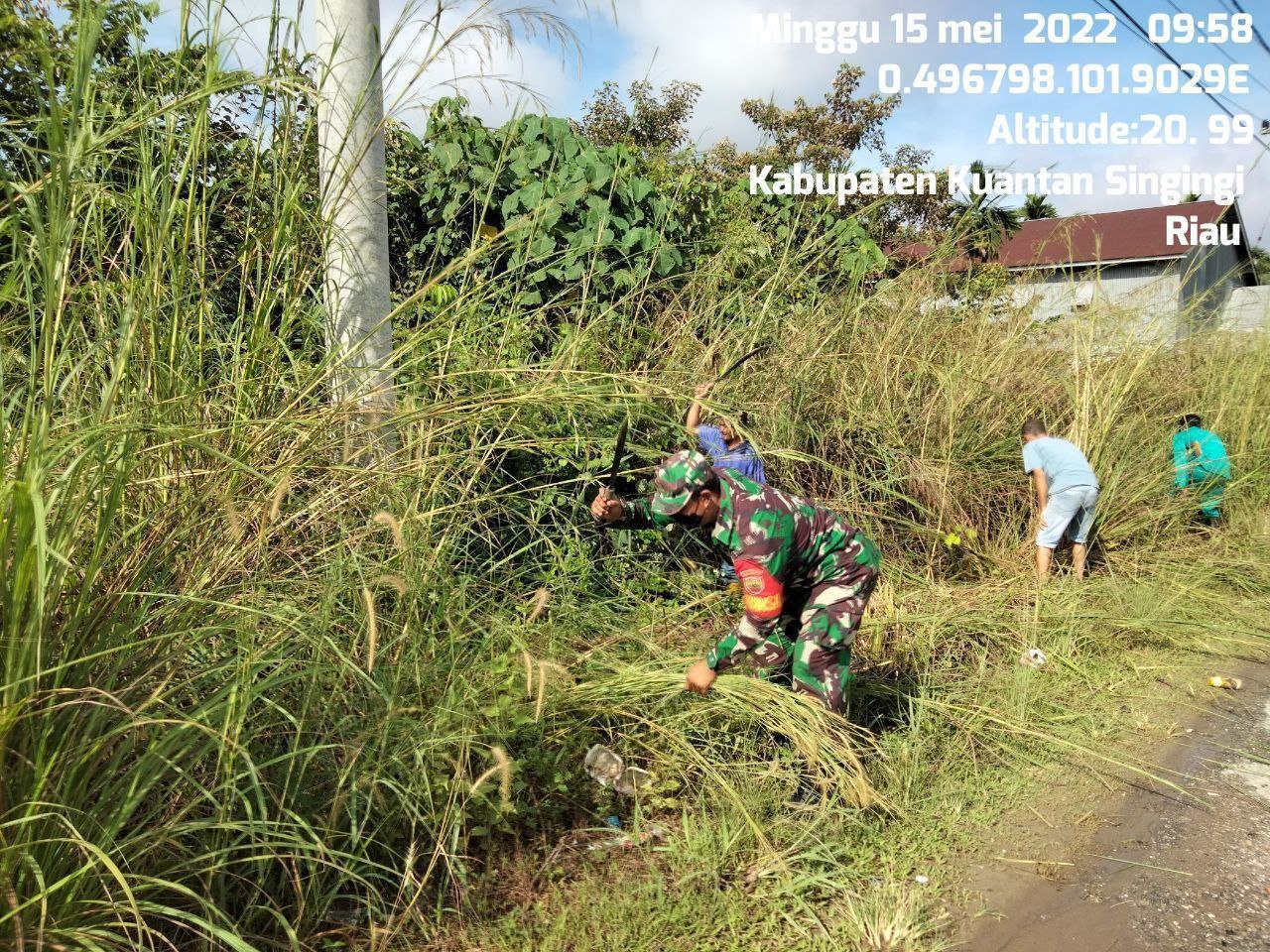 Babinsa Koramil 06/Cerenti Kodim 0302/Inhu, Serda Juanda Gotong Royong Bersihkan Jalan Bersama Masyarakat