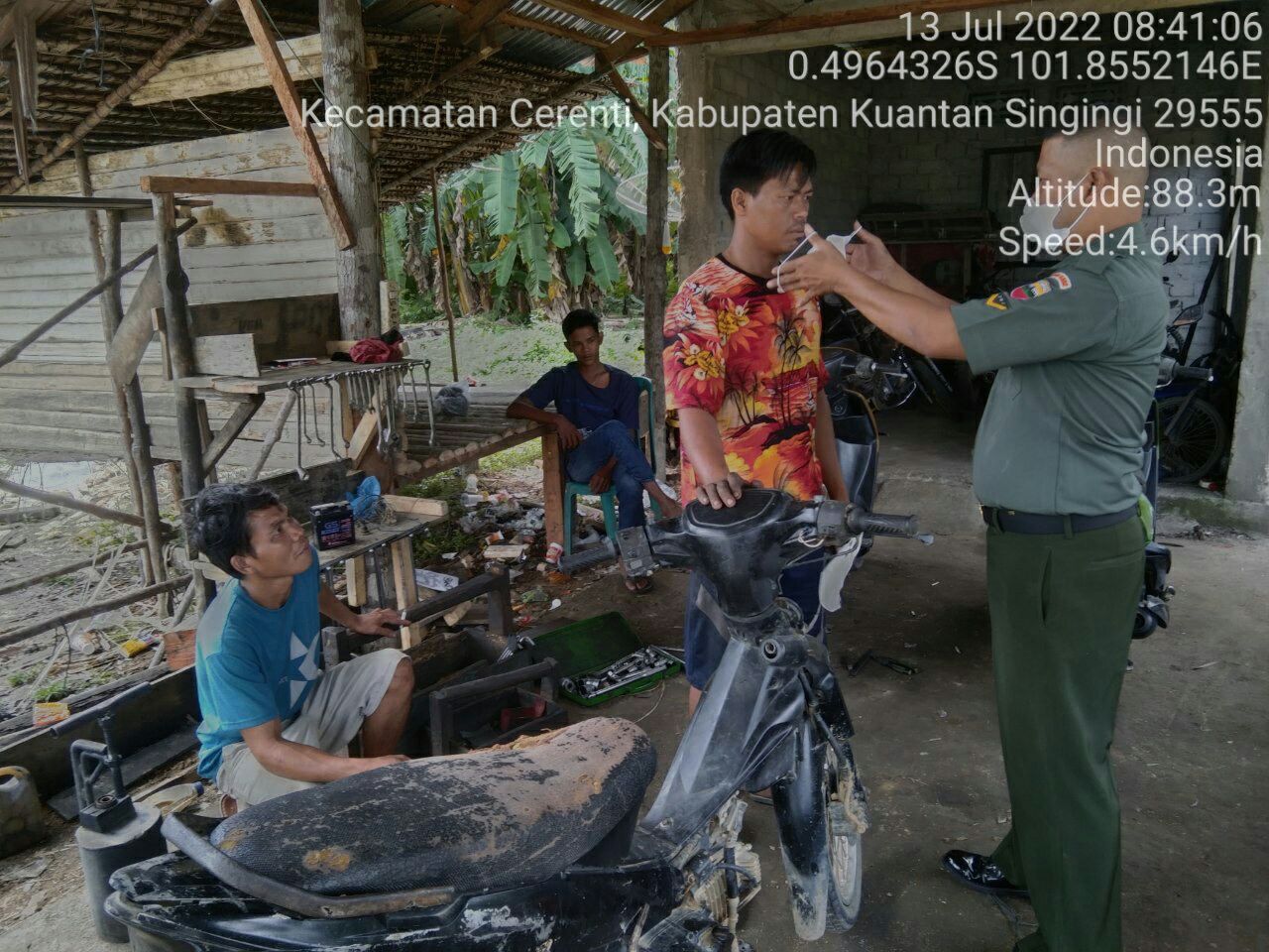 Sertu Heriyus Saputra Bagikan Masker Gratis Kepada Warga di Kelurahan Pasar Cerenti, Untuk Memutus Penularan Covid-19