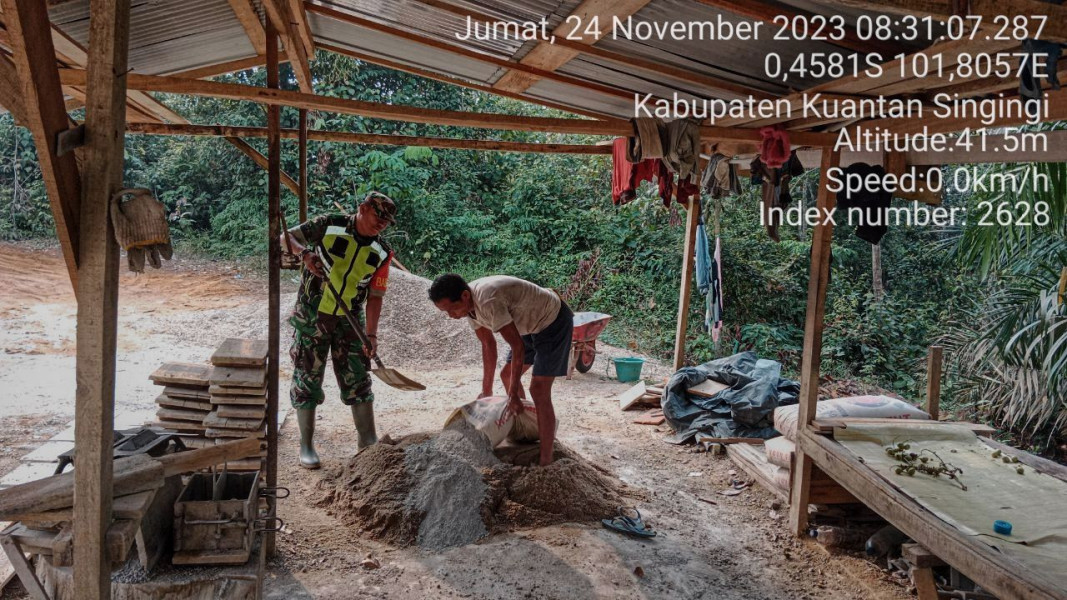 Babinsa Koramil 06/Cerenti Kodim 0302/Inhu  Bergotong Royong Dengan  Masyarakat Desa Sigaruntang
