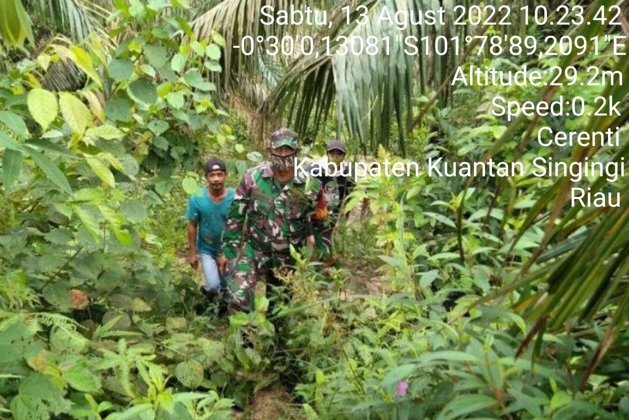 Tingkatkan Pengawasan Karlahut, Kopda Mohammad Soleh Babinsa Koramil 06/ Cerenti Dim 0302/ Inhu Laksanakan Patroli dan Sosialisasi Kepada Masyarakat Wilayah Teritorialnya