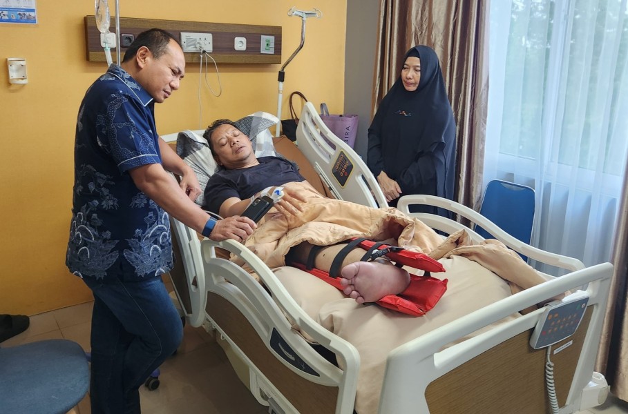 Kapolda Riau Jenguk Wakapolres Kuansing yang Jadi Korban Penabrakan Saat Bubarkan Balap Liar