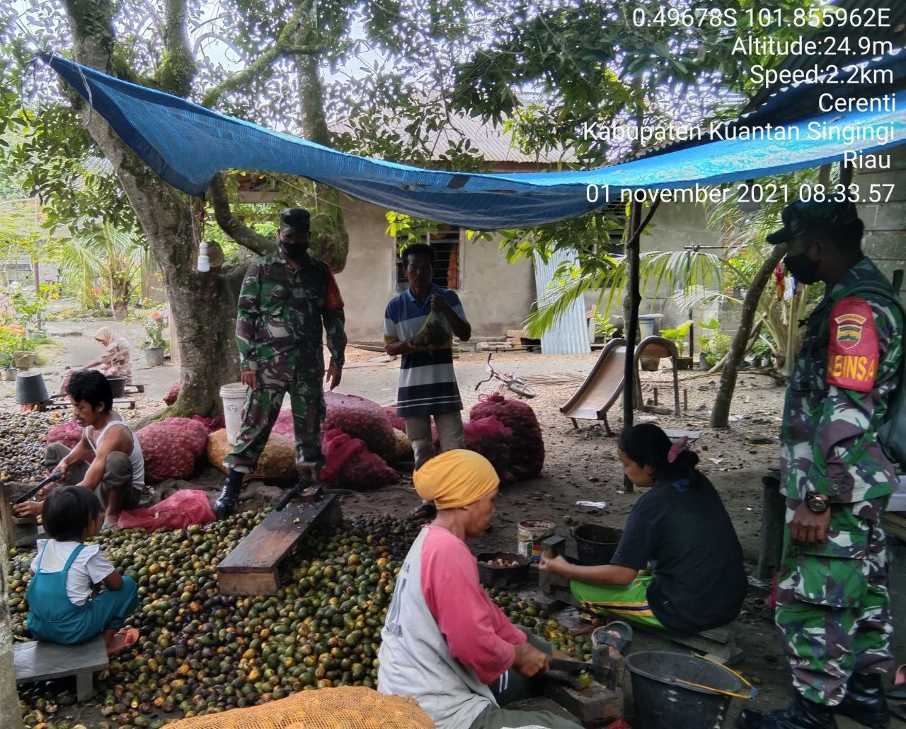 Babinsa Koramil 06/ Cerenti Kodim 0302/ Inhu Menghimbau Masyarakat Akan Pentingnya Penegakan Protokol Kesehatan di Banjar Nan Tigo
