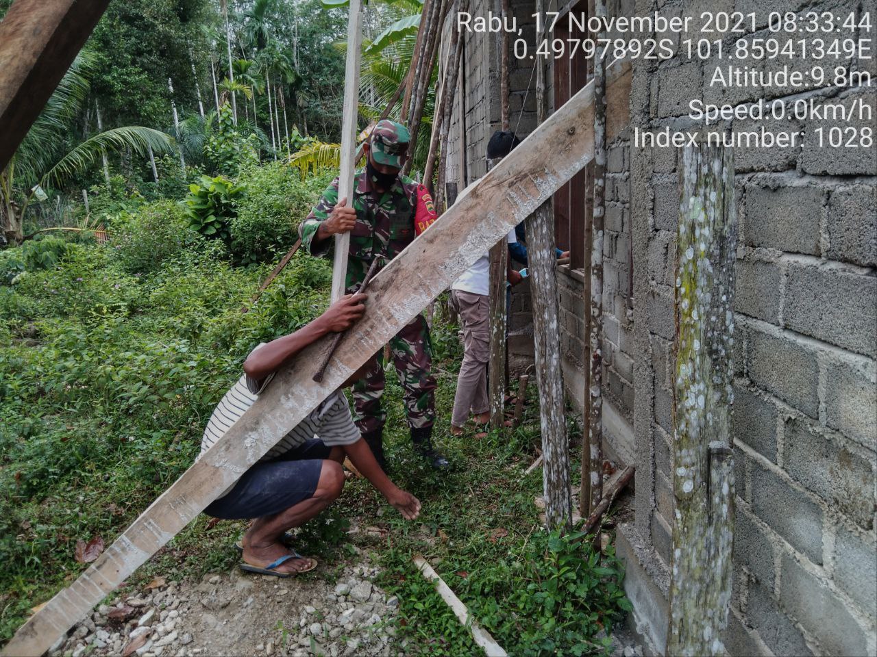 Babinsa Koramil 06/Cerenti Kodim 0302/Inhu Bantu Warga  Binaan Membenahi Pintu Dan Jendela Rumah di Desa Sikakak