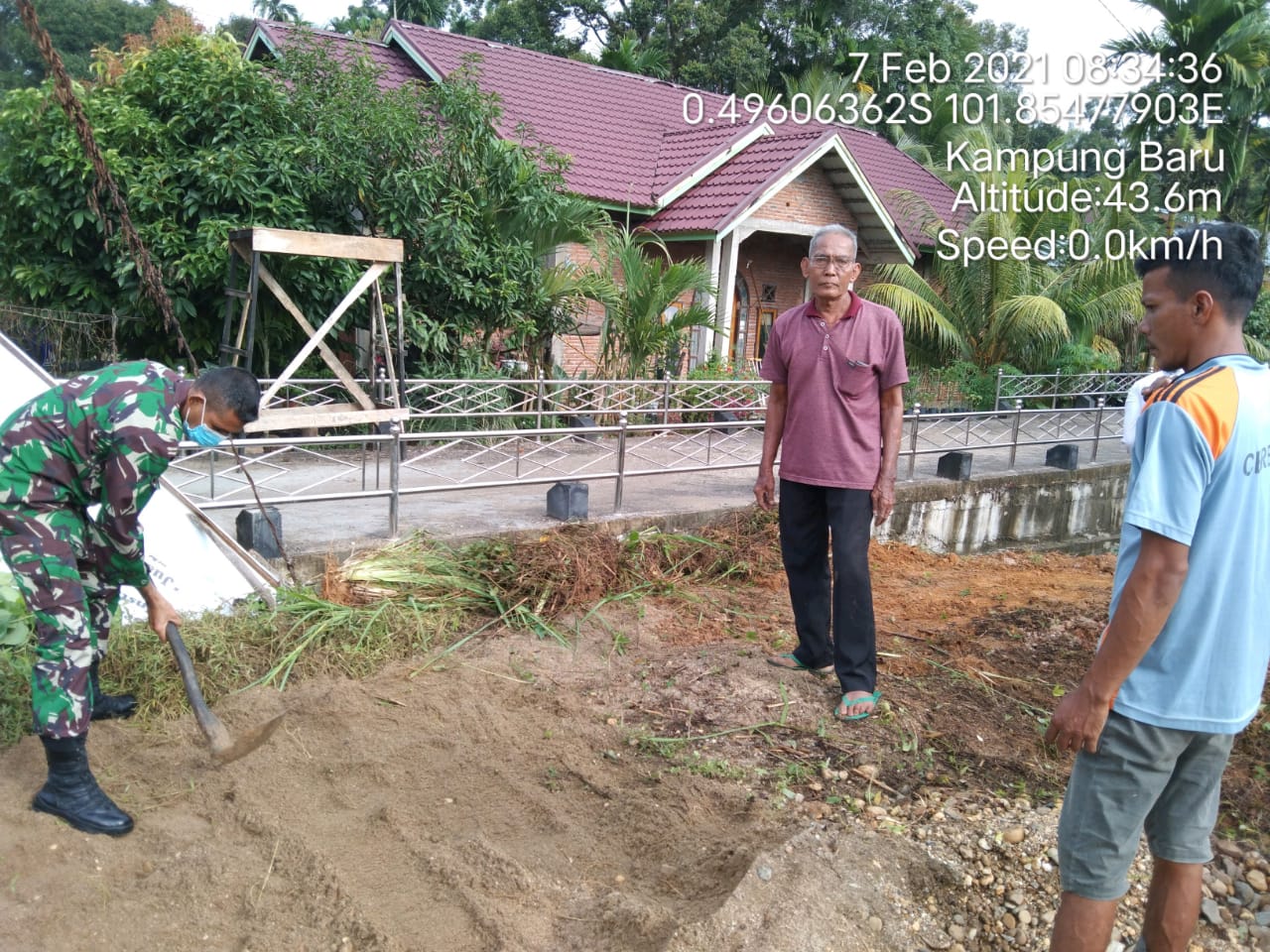 Babinsa Koramil 06/Cerenti Karya Bakti Bersama Warga Masyarakat Di Desa Kampung Baru