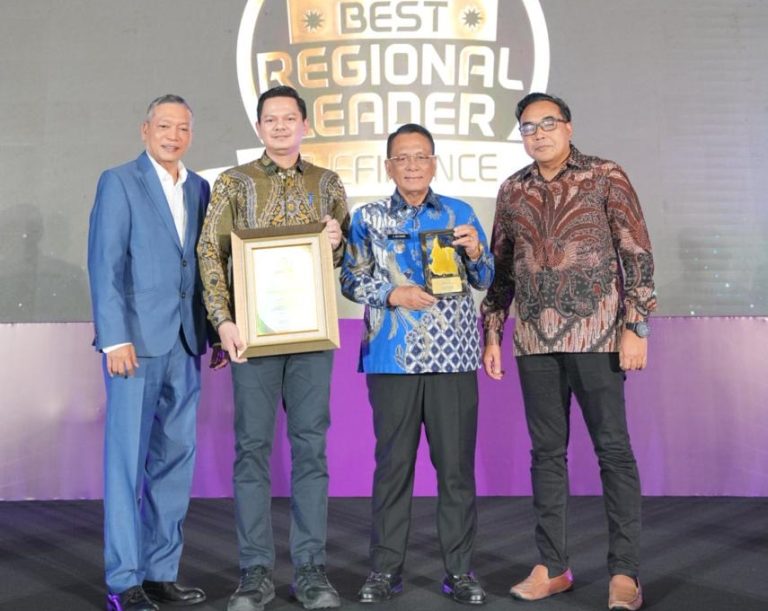 Bupati Rokan Hilir Terima Penghargaan Bergengsi Tingkat Nasional Bidang Ekonomi dan Keuangan