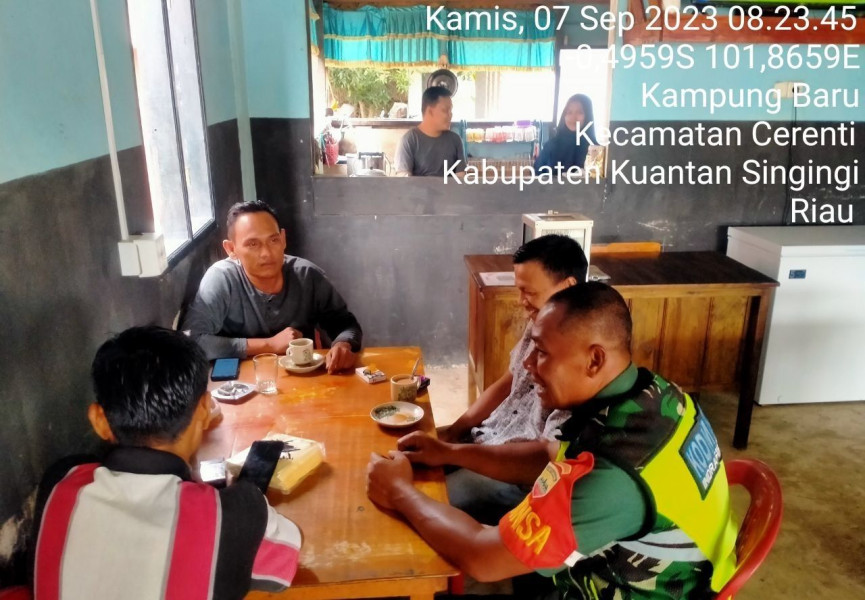 Babinsa Koramil 06/Cerenti Kodim 0302/ Inhu Komsos Dengan Warga Di Wilayah Teritorialnya