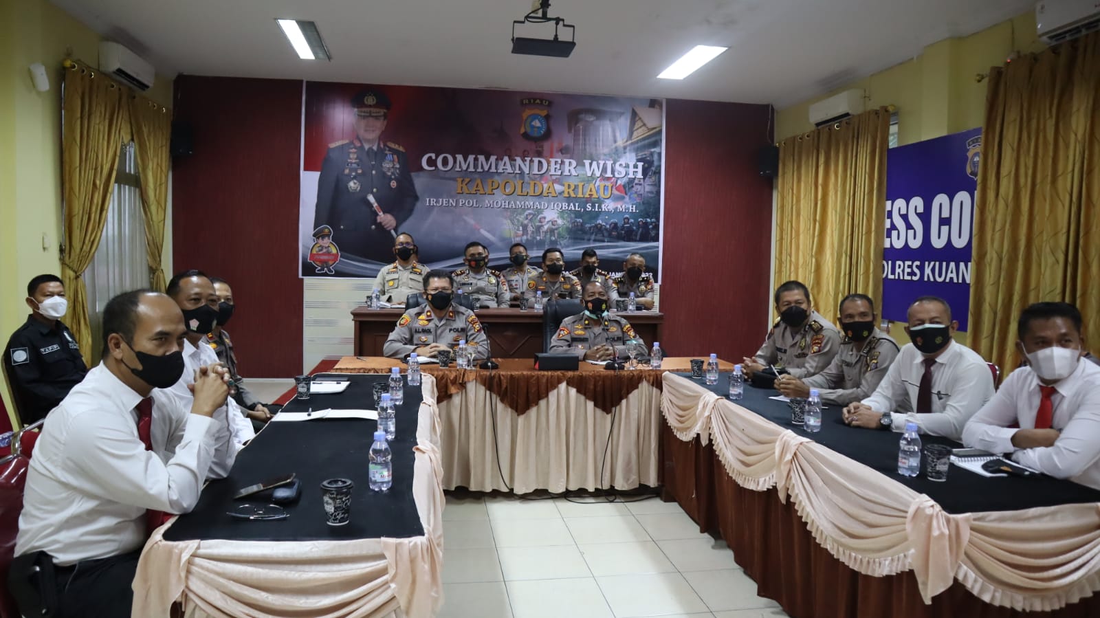 Kapolres Kuansing AKBP Rendra Oktha Dinata, SIK M.Si bersama Jajarannya, Ikuti Vidcon Commander Wish Kapolda Riau