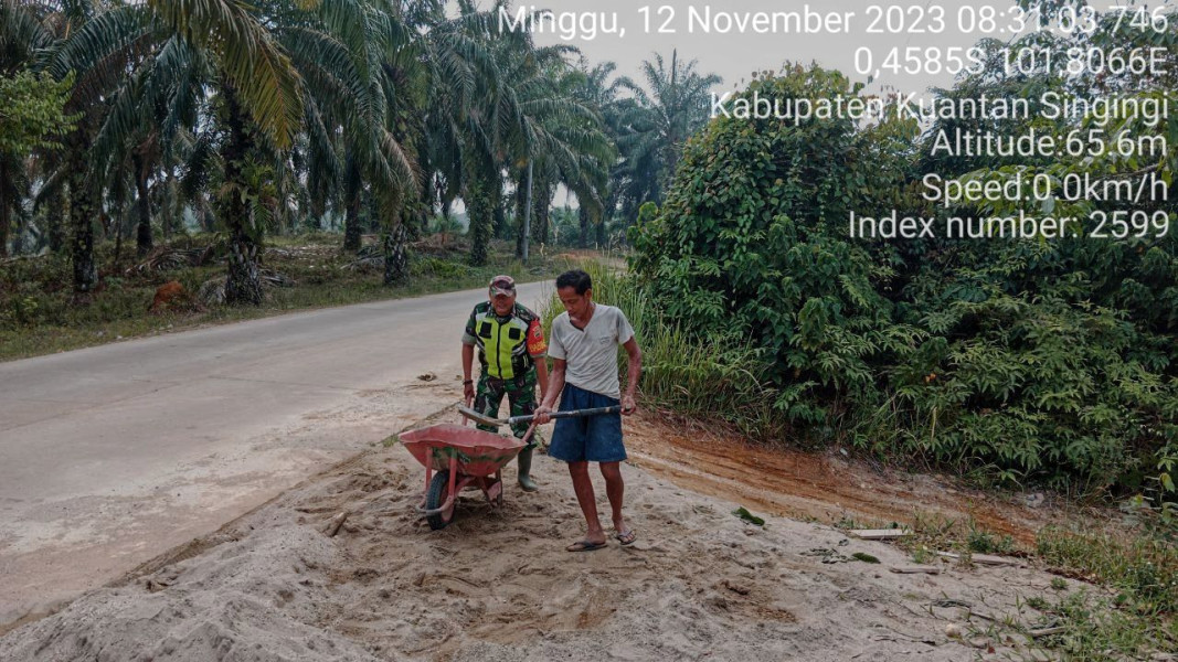 Babinsa Koramil 06/Cerenti  Kodim 0302/Inhu Bergotong Royong Dengan Masyarakat Desa Pasar Inuman
