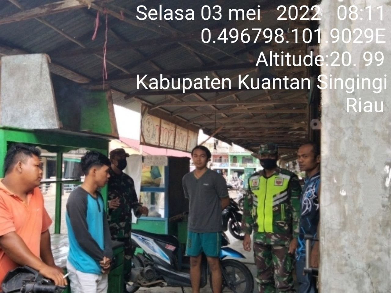 Babinsa Koramil 06/Cerenti Kodim 0302/Inhu Berikan Sosialisasi Serta Himbauan Kepada Warga Agar Patuhi Prokes Covid-19 di Kaki Lima Ruko