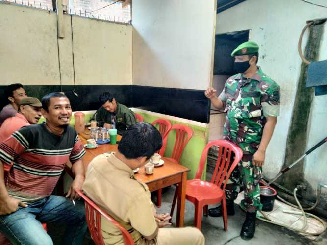 Babinsa Koramil 06/Cerenti Kodim 0302/Inhu Komsos Dengan Warga Di Desa Sikakak Kecamatan Cerenti Kabupaten Kuansing 