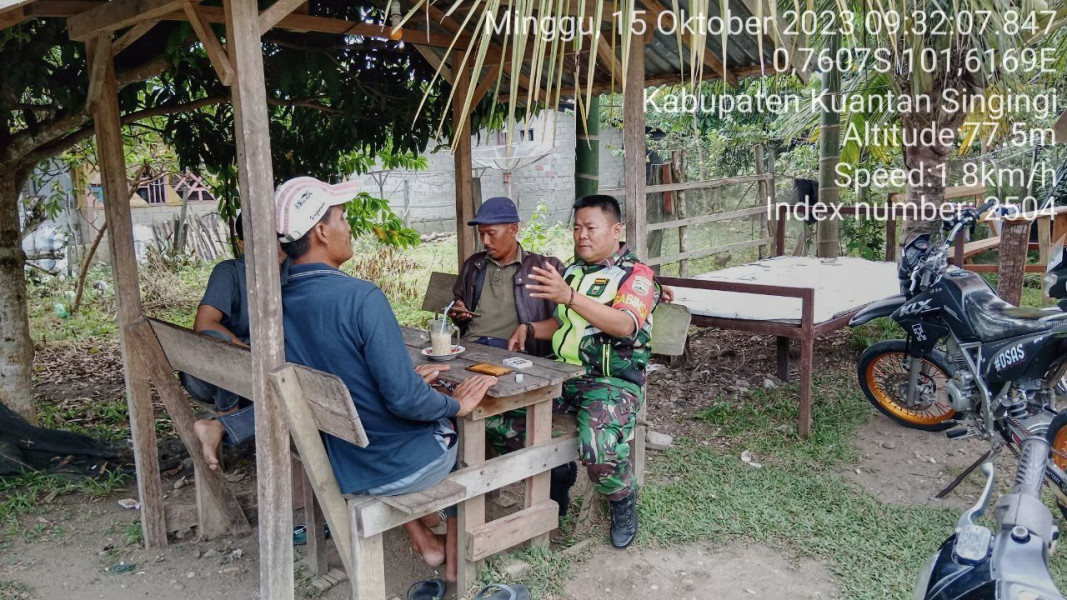 Di Kecamatan Inuman Kabupaten Kuansing,Babinsa Koramil 06/Cerenti  Kodim 03022/Inhu Serka Heriyus Saputera  Komsos  Dengan Warga Kampung Pancasila
