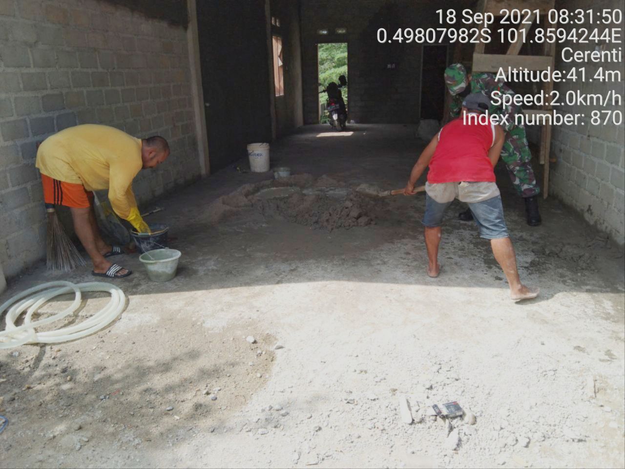 Babinsa Koramil 06/Cerenti Dim 0302/ Inhu Bantu Masyarakat Desa Binaan Melanjutkan Pembangunan Buat Ruko Bapak Sudir