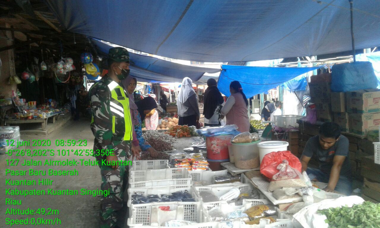 Serma Muhardi Anggota Koramil 07/Kuantan Hilir Dim 0302/Inhu Terapkan Protokol Kesehatan Covid-19 Di Pasar Tradisional Kecamatan Kuantan Hilir.