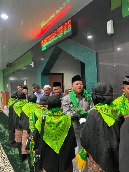 Lepas Calon Jemaah Haji Kuansing di Batam;  Bupati Doakan Jadi Haji Mabrur
