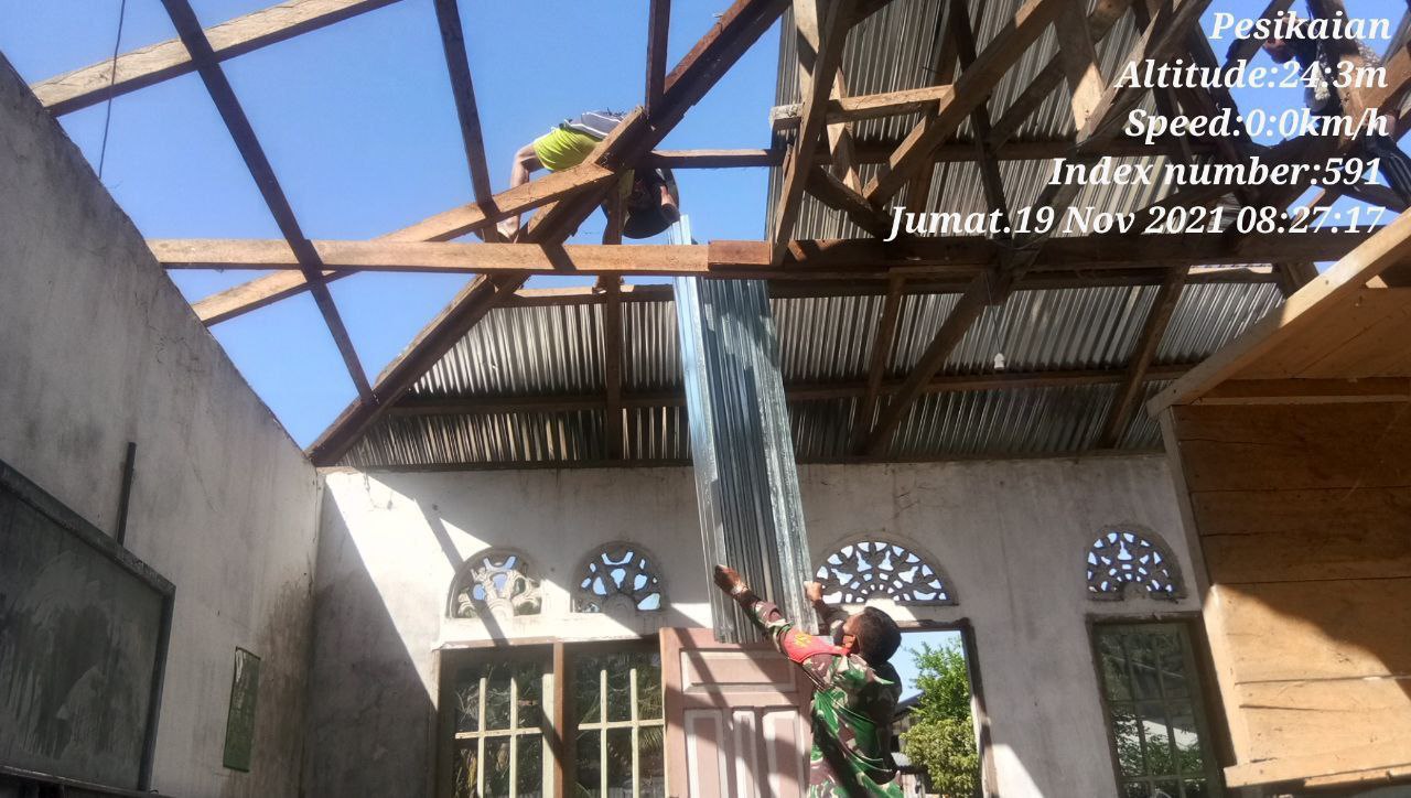 Serda Abdul Wahab Babinsa Koramil 06/Cerenti Kodim 0302/Inhu Bantu Warga Benahi Atap Rumah di Desa Teluk Pauh Kecamatan Cerenti