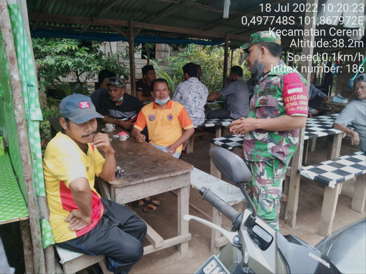 Sertu Efison Babinsa Koramil 06/Cerenti Dim 0302/Inhu Komsos Dengan Warga Kelurahan Koto Peraku