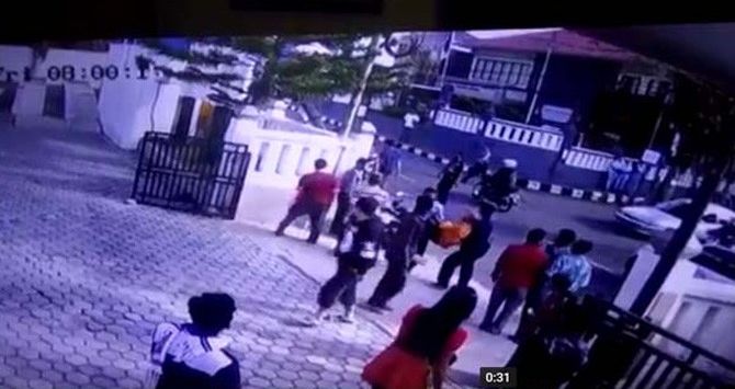 Ngeri! Tabrakan Maut Terekam CCTV Depan Kantor Samsat, Tonton Videonya!