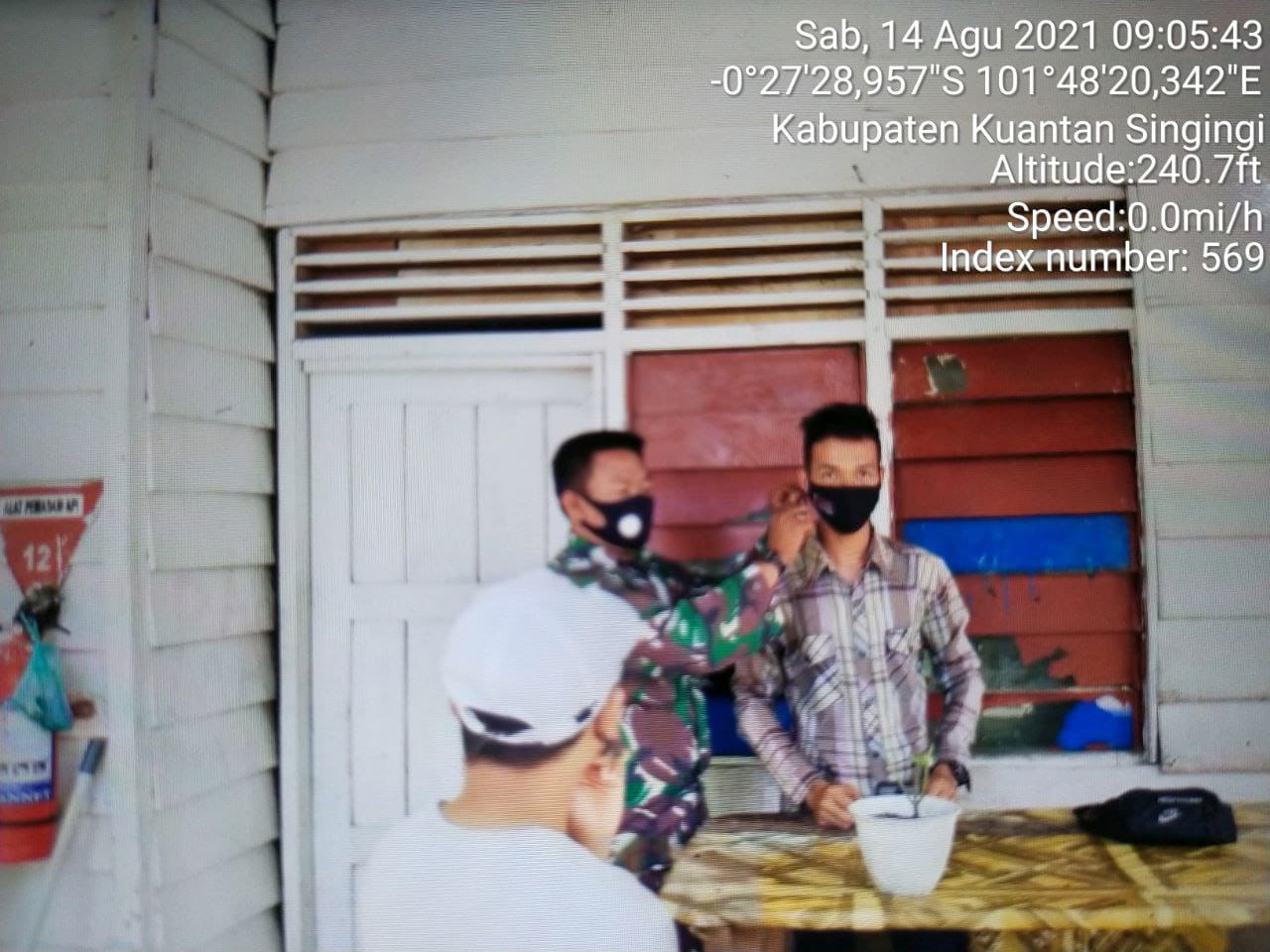 Babinsa Koramil 06/Cerenti Kodim 0302/Inhu Bagikan Masker Kepada Warga Desa Pasar Inuman Kecamatan Inuman Kabupaten Kuantan Singingi