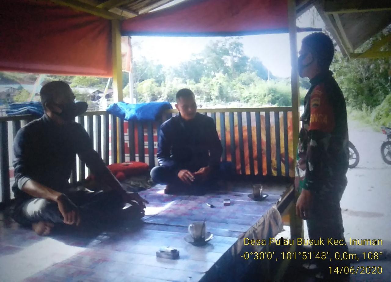 Cegah Penyebaran Covid-19,Babinsa Koramil 06/Cerenti Dim 0302/Inhu Serda Safriansyah Putra Nasution  Komsos Dengan Warga Binaan.