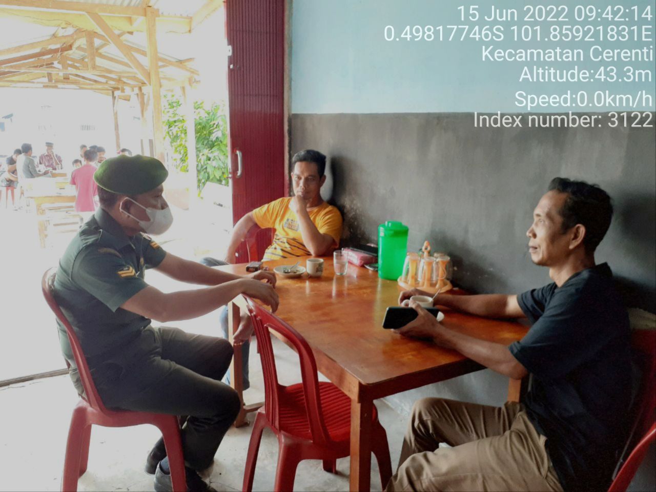 Babinsa Koramil 06/Cerenti  Kodim 0302/Inhu Komsos Dengan Warga di Salah Satu Rumah Makan di Kecamatan Cerenti