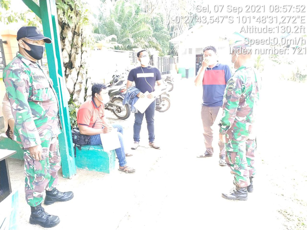 Kopda Irwan Babinsa Koramil 06/Cerenti Kodim 0302/Inhu Himbau Warga Untuk Tetap Patuhi Prokes Covid-19