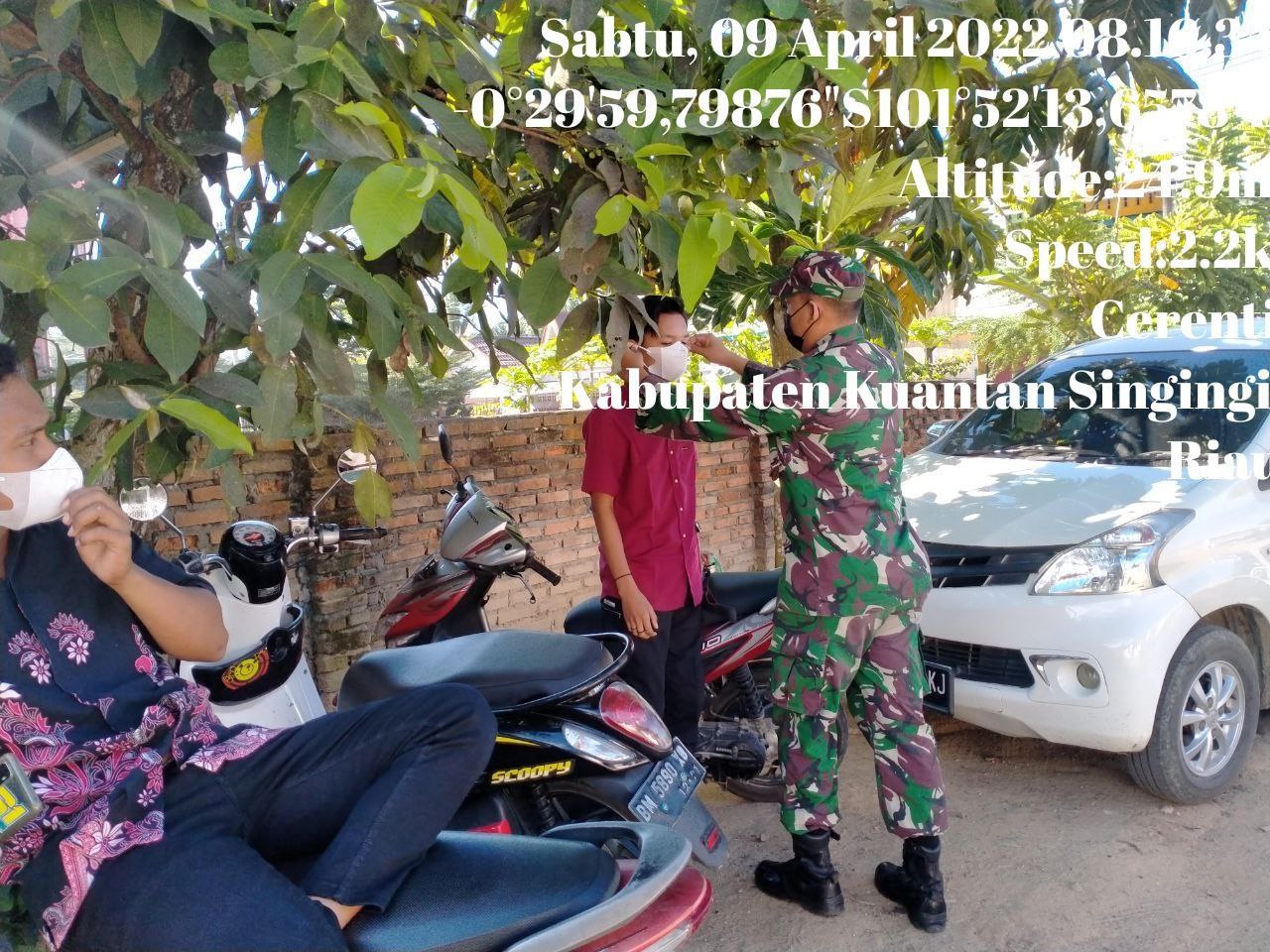 Babinsa Koramil 06/ Cerenti Dim 0302/Inhu Bagikan Masker Gratis Kepada Warga Upaya Memutus Penularan Covid-19 di Pesikaian Kecamatan Cerenti Kabupaten Kuansing