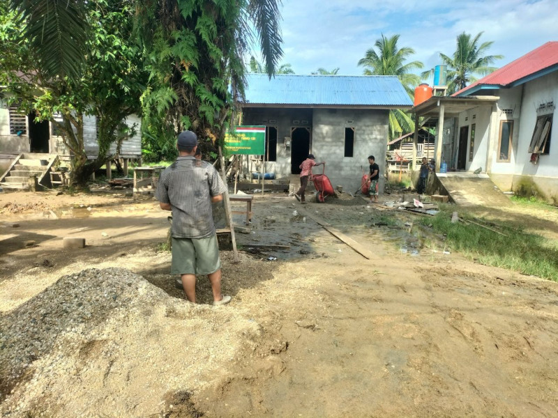 Sinergi TNI Dengan Masyarakat Personil Kodim 0302/Inhu Laksanakan Program Kasad TMMD Reguler Ke 120 Tahun 2024 Membangun Rumah Tidak Layak Huni