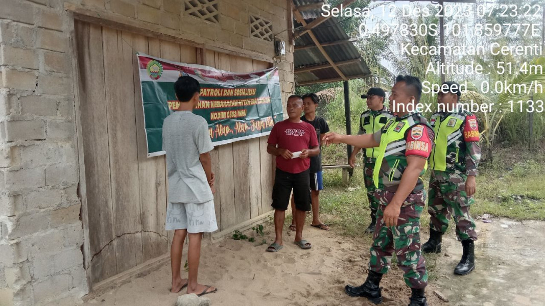 Serka Efison Dan Para Babinsa Koramil 06/Cerenti Kodim 0302/Inhu Laksanakan Patroli dan Sosialisasi Untuk Cegah Kebakaran Hutan Dan Lahan