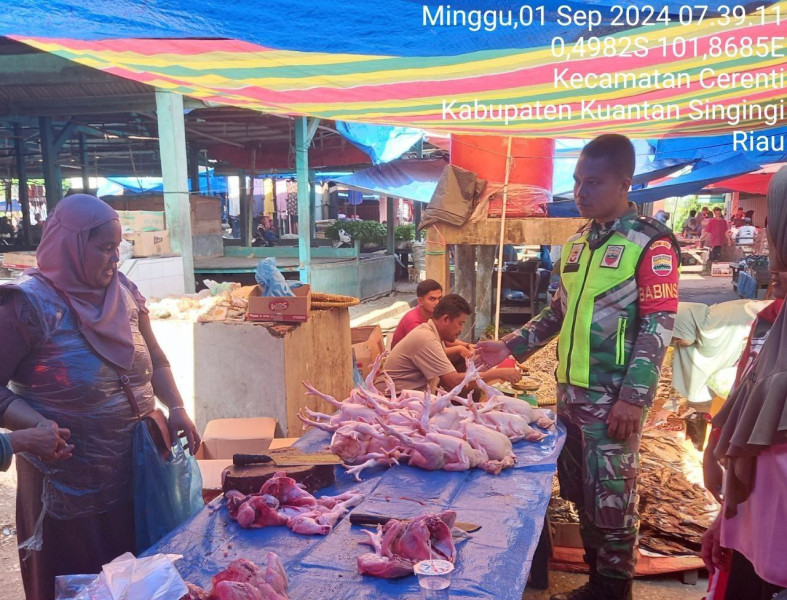 Pastikan Sembako Tetap Stabil, Babinsa Koramil 06/Cerenti Kodim 0302/Inhu Praka Fardan Sinaga  Cek Harga Sembako Di Pasar Tradisional 