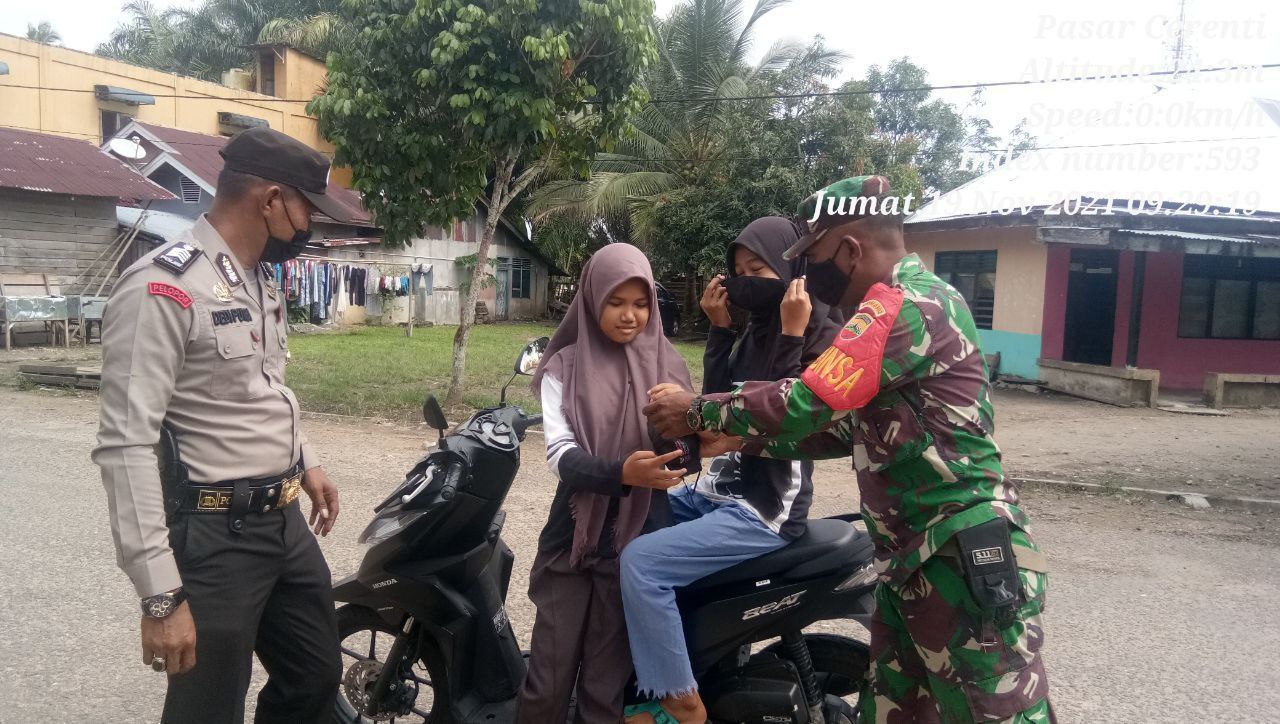 Babinsa Koramil 06/ Cerenti Kodim 0302/ Inhu Bagikan Masker Upaya Meminimalisir Penyebaran Covid-19 Kepada Warga di Desa Pulau Busuk Kecamatan Inuman Kabupaten Kuansing