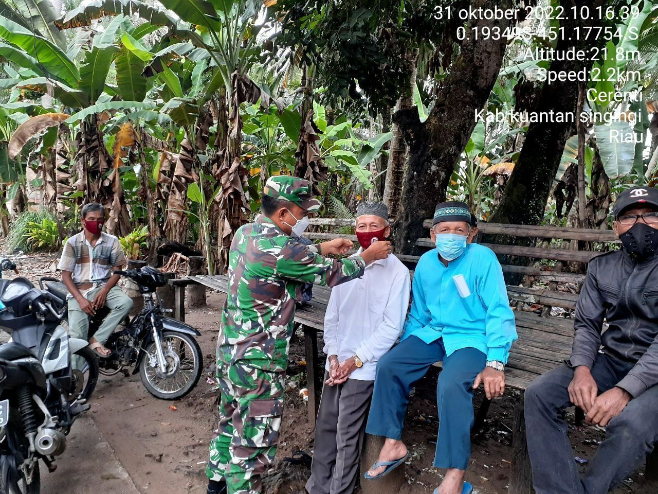 Babinsa Koramil 06/ Cerenti Kodim 0302/ Inhu di Desa Sikakak Kecamatan Cerenti Bagikan Masker Upaya Memutus Mata Rantai Penyebaran Covid-19
