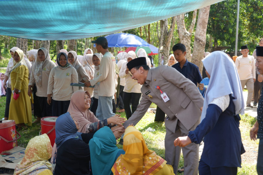 Hadiri Doa Kampung  Plt Bupati Puji Kekompakan Warga Kampung Madura Baserah