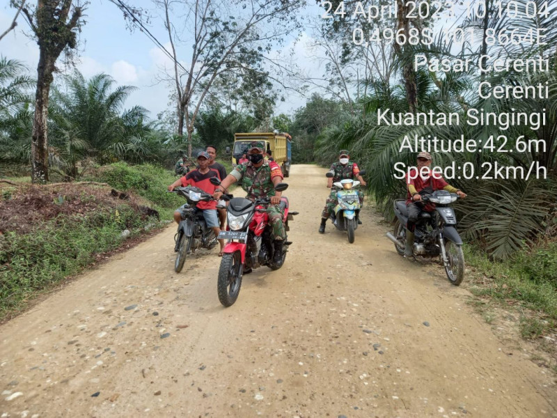 Tetap Lakukan Patroli Pencegahan Karhutlah Di Musim Hujan Babinsa Koramil 06/Cerenti Kodim 0302/Inhu Turun Kewilayah Untuk Antisipasi Karhutla