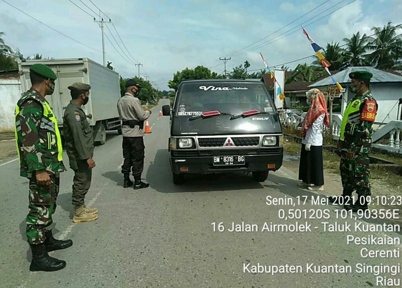 Serda Dumen Siregar Babinsa Koramil 06/Cerenti Kodim 0302/Inhu Melaksanakan Pos Penyekatan 
