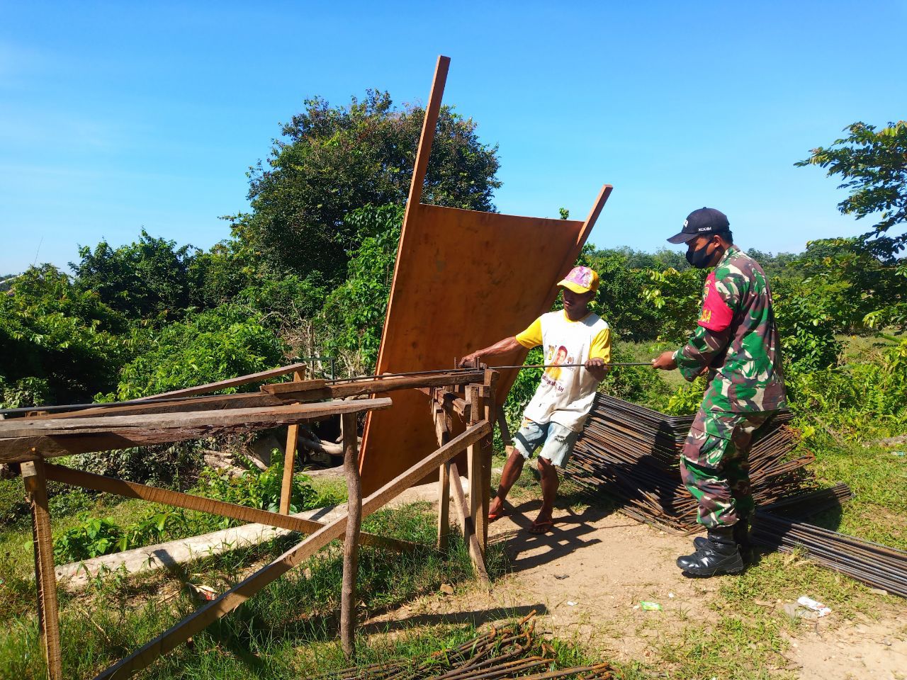 Kopda Sagita Martadi, Anggota Koramil 07 Kuantan Hilir Dim 0302 Inhu Membantu Merangkai Besi Untuk Membangun Parit